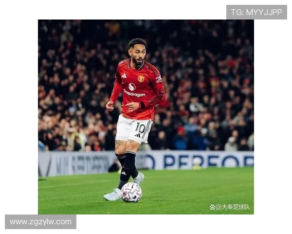 赛后库尼亚签名忙不停让子助阵